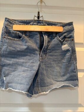 Old Navy Women's Light Wash Distressed Denim Shorts